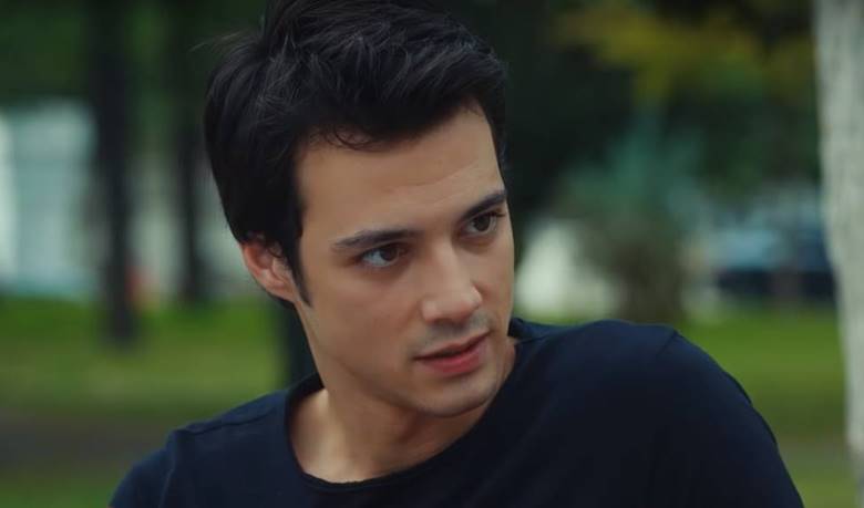 Мерт рамазан демир. Мерт языджыоглу торс. Афра сарачоглу и мерт языджиоглу. Мерт языджиоглу и афра. Мерт aydogan.