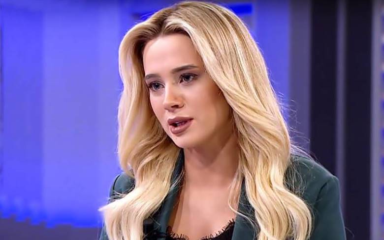 Esra Özbakır Kimdir?