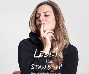 Lesli Karavil stand up